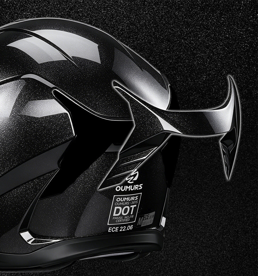 Close-up of the Oumurs-361S helmet's aerodynamic rear spoiler design, keeping the helmet stable at higher speeds.