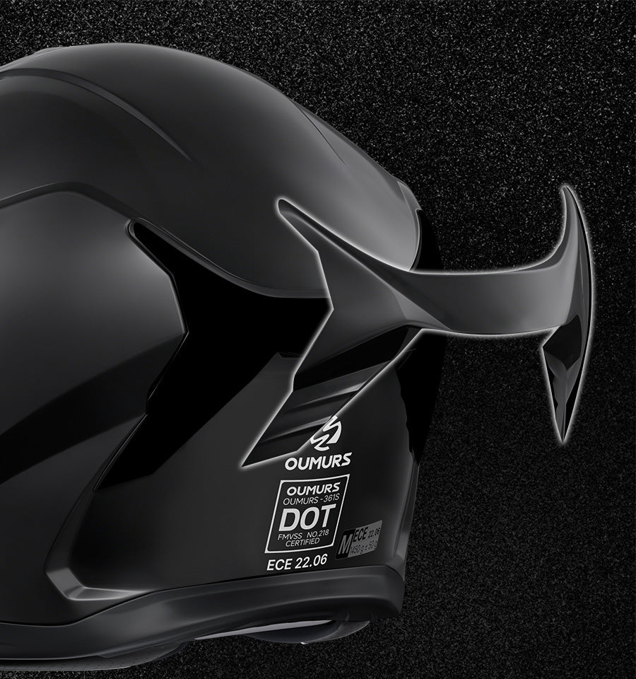 Close-up of the Oumurs-361S helmet's aerodynamic rear spoiler design, keeping the helmet stable at higher speeds.